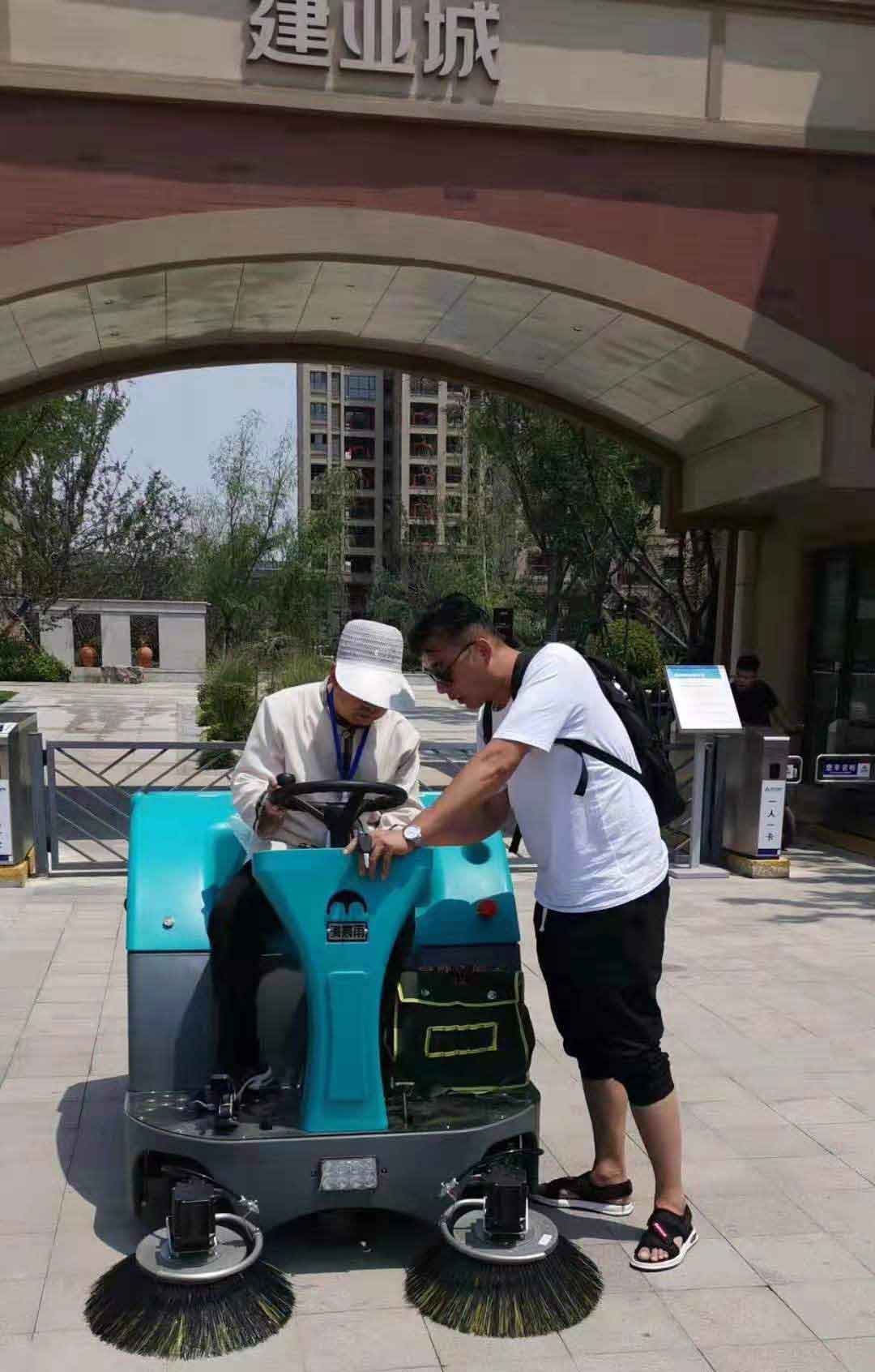 给安阳建业城物业培训使用清晨雨拖地车