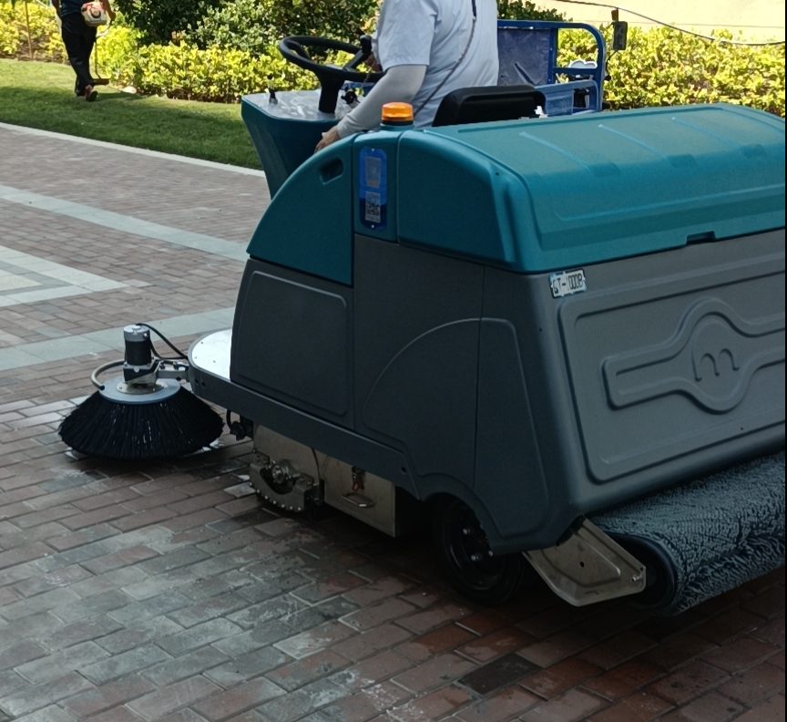 高效清扫新风尚：驾驶式扫地车让清洁更简单！